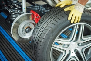 Laufrichtung: Reifen falsch herum zu montieren, beeinträchtigt deren Haftung.