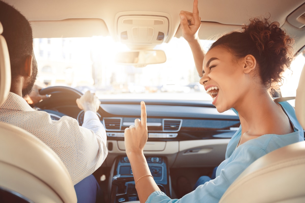 Vorgaben der StVO: Darf man laut Musik hören im Auto?