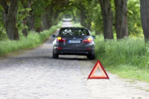 Wenn Sie einen Leitpfosten umgefahren haben, müssen Sie zunächst die Unfallstelle absichern.