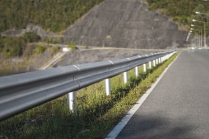 Auch die Leitplanke ist ein Fahrzeugrückhaltesystem.