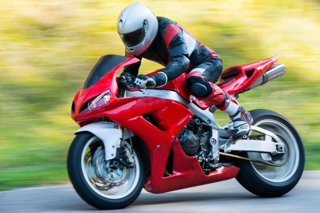 Gehen Sie wie beim Auto vor, wenn Sie das Lenkradschloss beim Motorrad einrasten wollen.