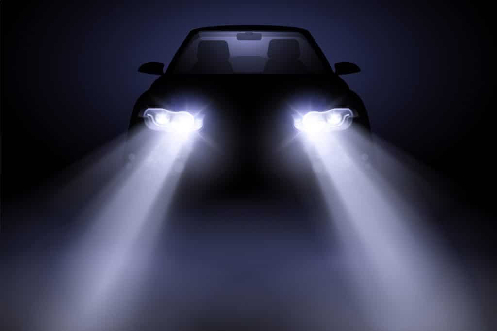 Wenn Sie das Licht im Auto während der Fahrt auslassen, sehen Sie Objekte in der Dunkelheit besser.
