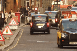 Im Linksverkehr gelten bestimmte Regeln, wie hier in England.