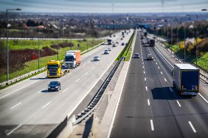 Das Lkw-Fahrverbot gilt meist für Fahrzeuge mit mehr als 7,5 Tonnen zulässigem Gesamtgewicht.