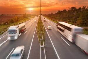 Es gilt für Lkw auf der Landstraße die gleiche Höchstgeschwindigkeit wie auf der Bundesstraße.