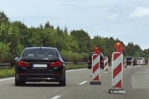 An Baustellen kann für LKW-Fahrer die maximale Breite des Fahrzeugs von Bedeutung sein.