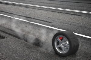 Neben der Profiltiefe muss bei einem LKW auch der Reifendruck regelmäßig überprüft werden.