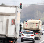 LKW an roter Ampel im Stadtverkehr