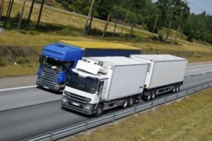 Gerade Lkw sollten einen ausreichenden Seitenabstand beachten.