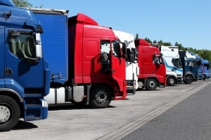 Nicht alle Lkw sind vom Sonntagsfahrverbot betroffen. Ausnahmen gelten z. B. für die Transporte bestimmter Güter.