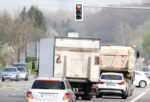 Lkw steht vor Ampel