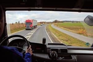 Lkw: Eine Vermietung erfolgt nur an Personen mit der passenden Fahrerlaubnis. Manchmal sind Kenntnisse zur Ladungssicherung nötig.