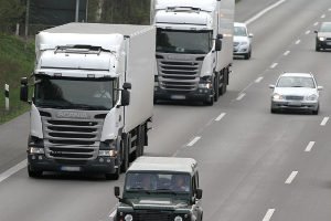 Luftverschmutzung ensteht auch durch die Abgase im Straßenverkehr.