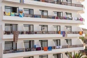 Auf Mallorca ist ein Bußgeld in Zukunft auch beim Balconing teurer. Wer klettert oder vom Balkon in Pools springt, muss zahlen.