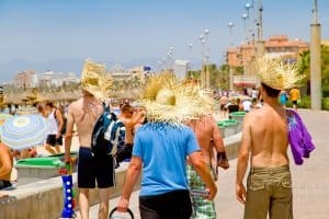 Auf Mallorca droht ein Bussgeld zukünftig, wenn nackte Oberkörper außerhalb der ersten Strandreihe gezeigt werden.