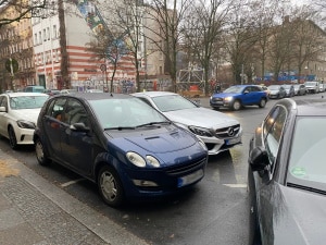 Parken Sie unerlaubterweise in einer Markierung der Fußgängerfurt, droht ein Verwarngeld.