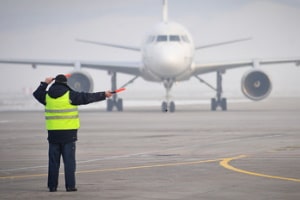 Ein Maskenpflicht im Flugzeug könnte bei der Wiederaufnahme des Flugbetriebs gelten.