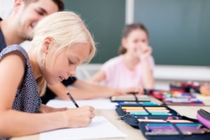 Maskenpflicht: In der Schule lassen sich die Mindestabstände nur selten wirksam einhalten.