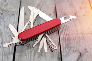 Ein Taschenmesser ist eine Art Messer, das im Auto erlaubt ist.