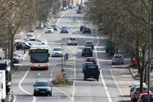 Der Mesta 208 blitzt oft aus parkenden Autos.