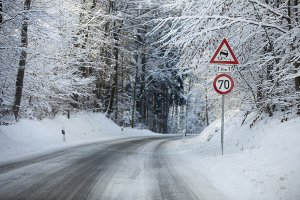 Mietrecht: Das Schneeräumen der Gehwege im Winter kann auch der Mieter übernehmen.