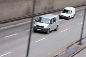 Halten Sie den Mindestabstand auf der Autobahn nicht ein, drohen hohe Bußgelder.