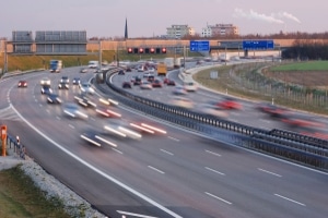 Zur Mindestgeschwindigkeit auf der Autobahn macht die StVO Vorgaben - auch in Österreich.