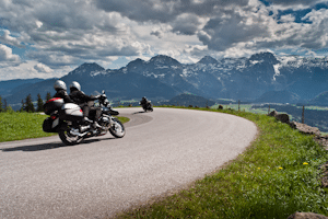 Die Mindestprofiltiefe beim Motorrad soll für ausreichend Halt auch in den Kurven sorgen.