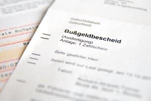 Wird die Mindestprofiltiefe von Reifen unterschritten, droht ein Bußgeld.