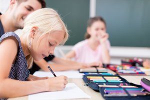 Viele Grundschüler fahren gern mit dem Fahrrad zur Schule. Dabei ist auf Sicherheit zu achten.