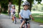 Mit dem Fahrrad zur Schule: In der Grundschule verbietet das manchmal die zuständige Schulleitung.
