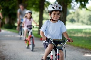 Mit dem Fahrrad zur Schule: In der Grundschule verbietet das manchmal die zuständige Schulleitung.