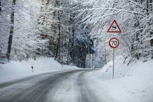 Mit Sommerreifen im Winter zum TÜV: Kein Problem, wenn das Wetter nicht zu winterlich ist.