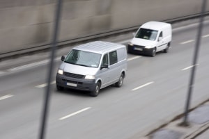 Mittelspurschleicher können den Verkehr behindern und das Unfallrisiko erhöhen.