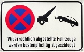 Unter Umständen kann ein mobiles Parkverbot teuer werden., denn die Abschleppkosten trägt der Verkehrssünder.