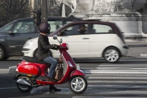 Besitzer der Prüfbescheinigung dürfen nicht nur ein Mofa fahren, sondern auch gedrosselte Roller.