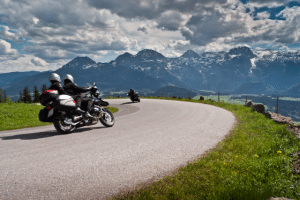 Motorrad fahren: In der Gruppe sollten etwaige Gruppenfahrregeln eingehalten werden, wenn diese vorab vereinbart worden sind.