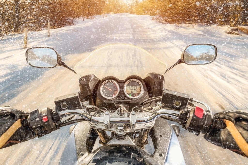 Bei Schnee mit dem Motorrad fahren: Im Winter gilt es besonders vorsichtig zu sein.