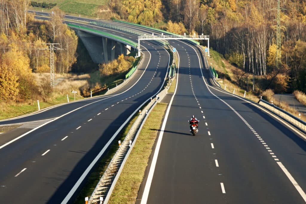 Missachten Sie ein geltendes Motorrad-Fahrverbot, kann eine Strafe folgen. 