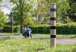 Mit dem Motorrad geblitzt? In der Probezeit kann das zusätzliche Folgen haben.
