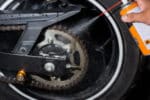 Ein Motorrad-Ketten-Reiniger kann helfen, den Schmutz zu beseitigen.