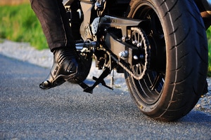 Motorrad reinigen: Sie sollten sich auch der Kette annehmen.