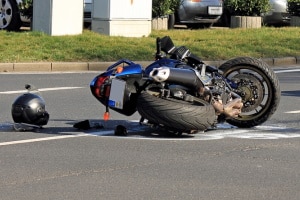 Wenn Sie bei einem Unfall mit dem Motorrad keine Schutzkleidung tragen, kann Ihnen das Gericht möglicherweise eine Teilschuld zusprechen.