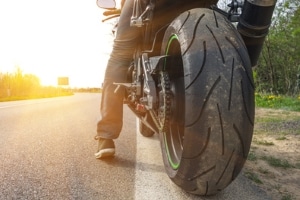 Mit Motorrad im Stau: Auch bei Hitze ist der Standstreifen tabu.