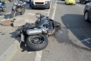 Ein mit dem Motorrad verursachter Unfall zieht laut Statistik meist schwerwiegende Folgen nach sich.