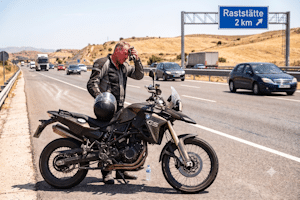 Motorradfahren bei Hitze: Im Notfall dürfen Sie auf dem Standstreifen anhalten.