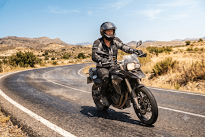 Motorradfahren kann bei Hitze zum Härtetest werden.