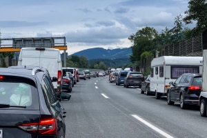 Eine Rettungsgasse dürfen Motorradfahrer im Stau nicht zum Überholen nutzen.