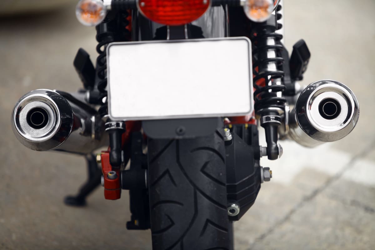 Beachten Sie auf die geltenden Vorschriften, bevor Sie ein neues Motorradkennzeichen bestellen.