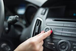 Musik im Auto hören: Zu laut sollten Sie diese nicht aufdrehen.